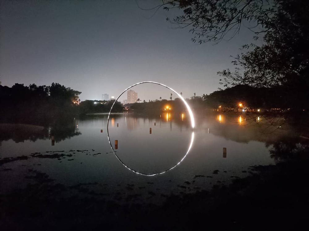 「Arc Zero Eclipse 弧 零：月食」為澳洲藝術家James Tapscott作品，彷若一個圓懸停在空中，模糊了它所在空間的地平線。 (圖片提供/高雄市政府觀光局)