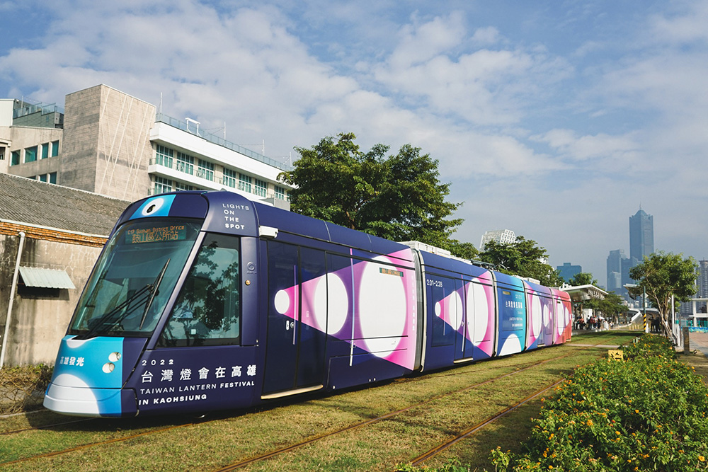 車身彩繪2022台灣燈會在高雄主視覺的輕軌列車，邀請搭乘輕軌的民眾一起載著光和希望前進。(圖片提供/高雄市文化局)