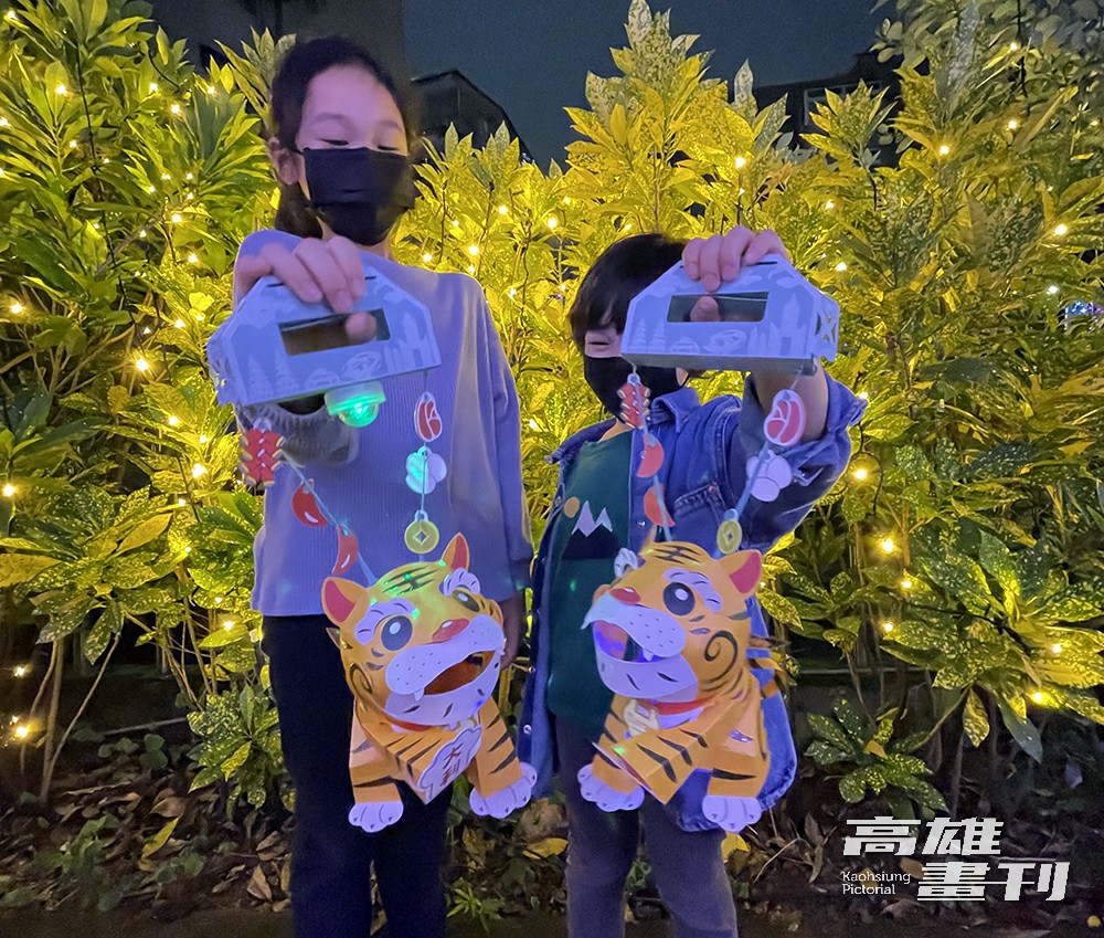 小提燈融入多樣創新設計,燈光使用三色發散式LED燈,利用設計燈罩製造五彩斑斕的效果。(攝影/林佳葦) 小提燈融入多樣創新設計,燈光使用三色發散式LED燈,利用設計燈罩製造五彩斑斕的效果。(攝影/林佳葦)