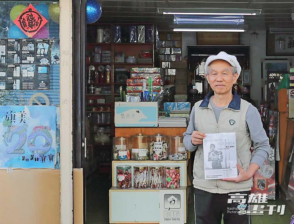 游永福將18年的研究集結成冊，2019年出版《尋找湯姆生：1871臺灣文化遺產大發現》，爬梳百年前南臺灣的人文、生態與地景。(攝影/Carter)