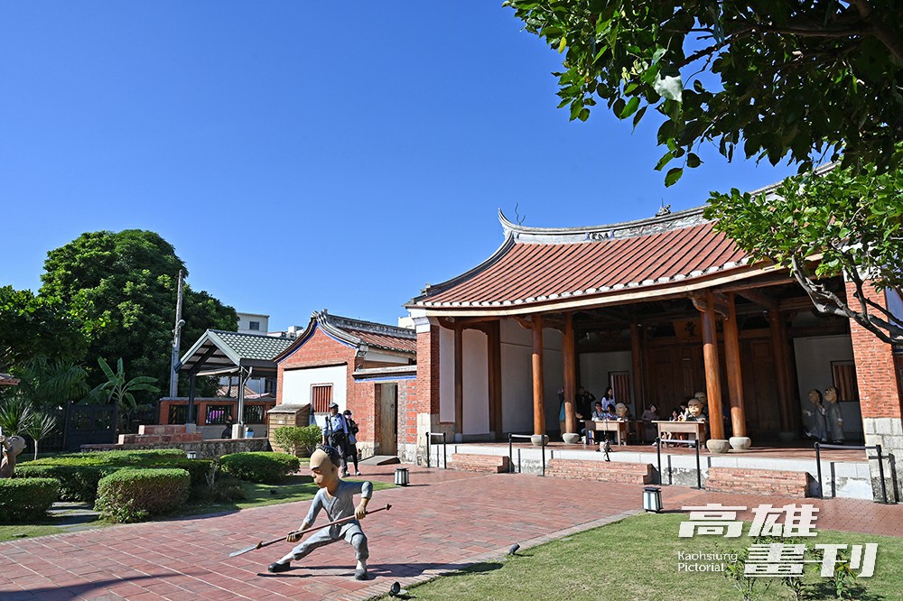 鳳儀書院創建於清嘉慶19年,園區中設置許多逗趣可愛的Q版公仔,體驗區還提供官服出借,讓遊客扮演威武的官老爺。(攝影/曾信耀) 鳳儀書院創建於清嘉慶19年,園區中設置許多逗趣可愛的Q版公仔,體驗區還提供官服出借,讓遊客扮演威武的官老爺。(攝影/曾信耀)