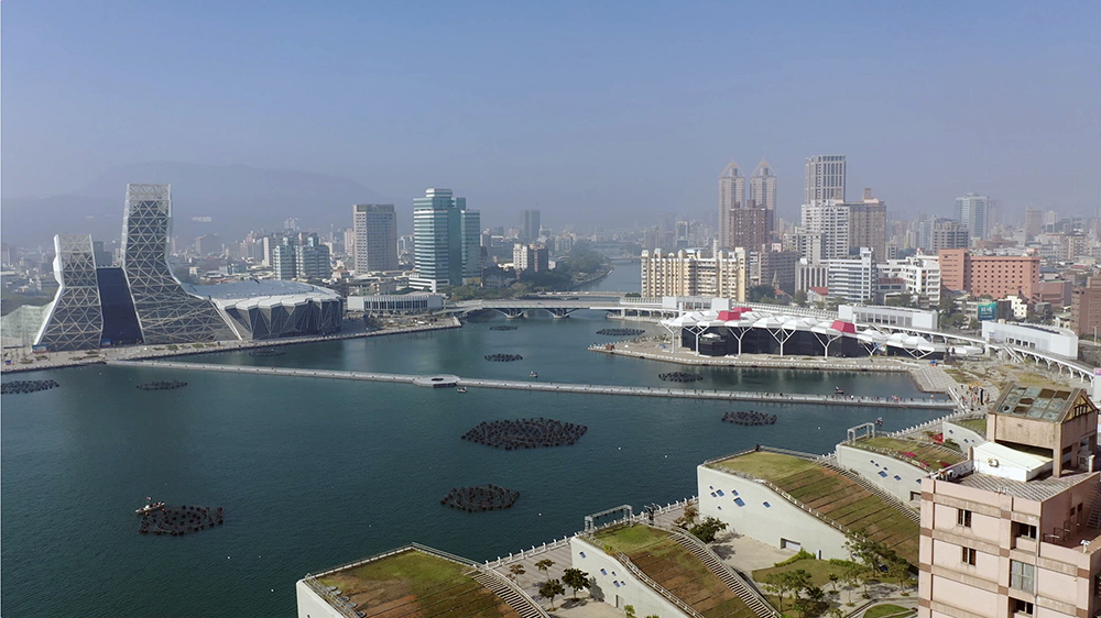 《大港虎橋》橫跨真愛碼頭到光榮碼頭,全長超過400公尺長,邀請所有人在燈會期間一同走向幸福。(圖片提供/高雄市政府) 《大港虎橋》橫跨真愛碼頭到光榮碼頭,全長超過400公尺長,邀請所有人在燈會期間一同走向幸福。(圖片提供/高雄市政府)