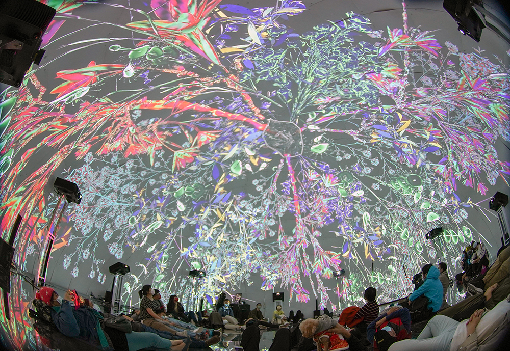 「FUTURE VISION LAB@2022台灣燈會」由C-LAB與高美館共同合作，無接縫的球型曲面影像，輔以鏡面地板反射，呈現一體化的球體空間，帶人走入奇幻的宇宙空間。(圖片提供/高雄市政府、臺灣