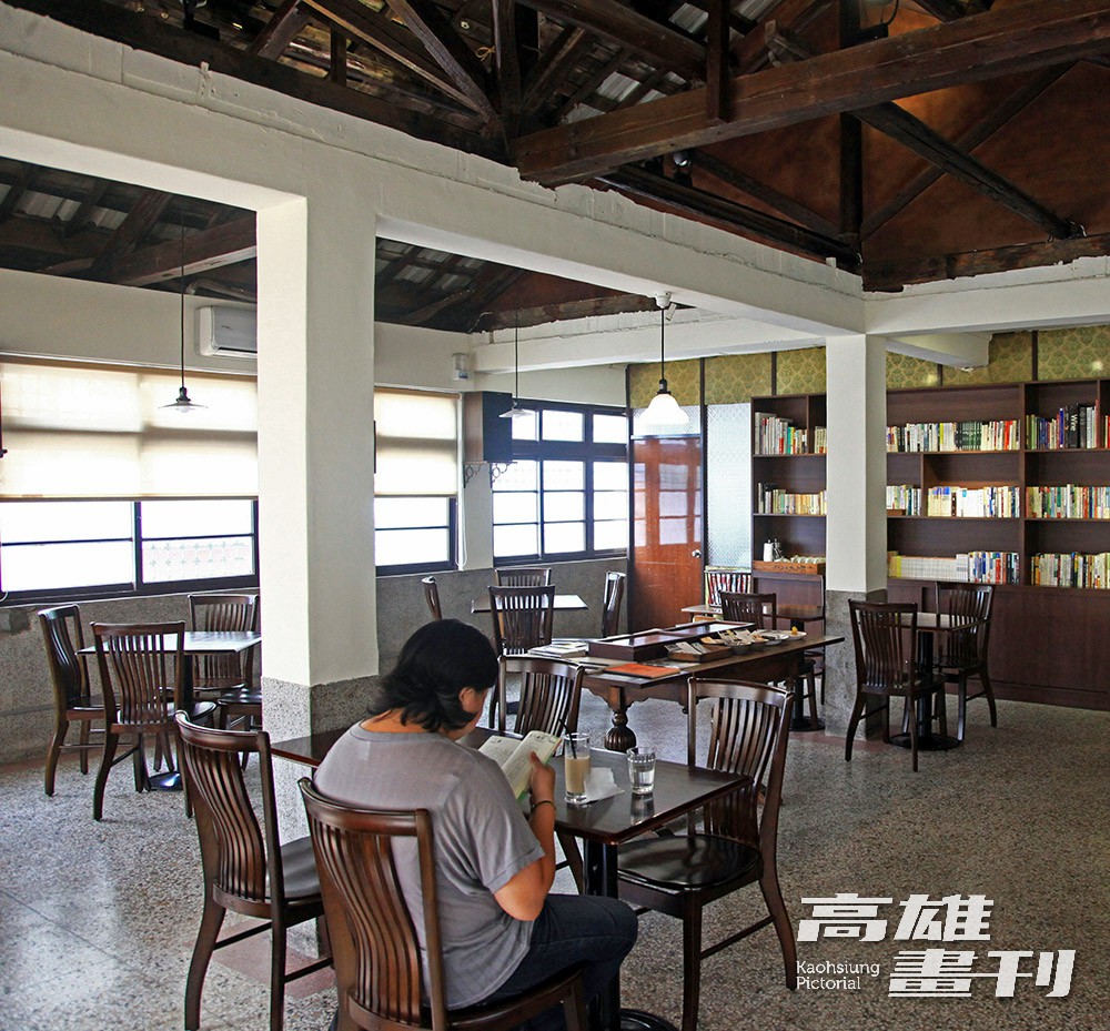 在「書店喫茶一二三亭」點一杯精品咖啡,沈浸在閱讀時光中,是在鼓山老街區中最悠閒不過的享受。(圖片提供/MOOK) 在「書店喫茶一二三亭」點一杯精品咖啡,沈浸在閱讀時光中,是在鼓山老街區中最悠閒不過的享受。(圖片提供/MOOK)