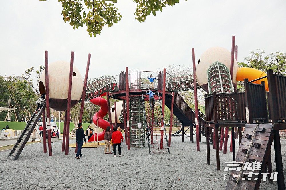 延續凹子底公園的森林意象，遊戲場以森林元素，呼應巨蛋商圈意涵，設計森林鳥巢、孵化、戲水、沙浴等遊戲空間。(攝影/Carter)