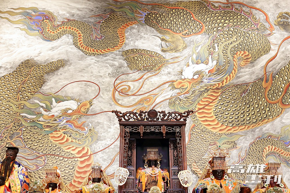雙龍泥金畫與鳯凰、麒麟擂金畫：媽祖、註生娘娘與福德正神的神龕後貼，為文化部認定之傳統工藝保存者許良進所繪作，許良進改採「泥金」與「擂金」之繪作方式來呈現低調柔和的黃金之美。(攝影/Carter)