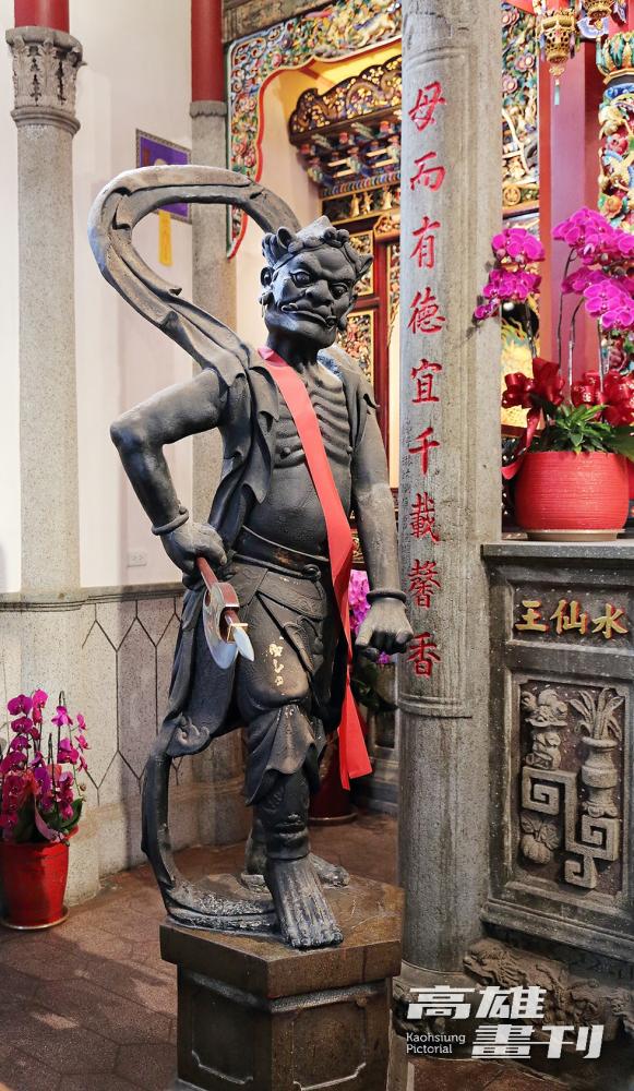 鎮殿千里眼、順風耳：每間媽祖廟必配祀的兩位將軍，旗津天后宮的鎮殿千里眼、順風耳將軍為泥塑所製，其精美的身形比例與神韻，在各地媽祖廟中是最為少見的。(攝影/Carter)