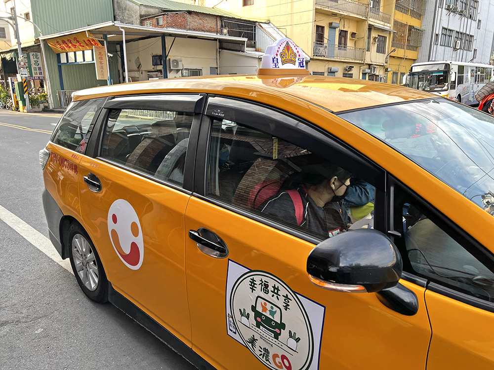 在車身貼上「幸福共享 美濃GO!」車貼,供乘客方便辨識。(圖片提供/高雄市政府交通局) 在車身貼上「幸福共享 美濃GO!」車貼,供乘客方便辨識。(圖片提供/高雄市政府交通局)