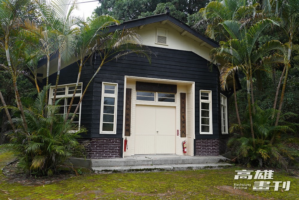 六角形的自慶堂是園區內最有特色的建築,內部展示林業試驗場的黑白老照片。(攝影/Cindy Lee) 六角形的自慶堂是園區內最有特色的建築,內部展示林業試驗場的黑白老照片。(攝影/Cindy Lee)