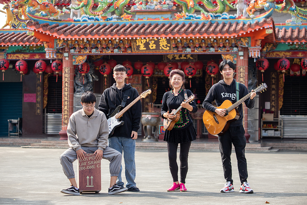音樂說唱《八音Reunion》由劇團小島旦製作,採用八音樂曲「大團圓」之名,英譯為Reunion、也包含再次團結、呼應客庄傳承的社會運動精神。(圖片提供/六堆庄頭劇場) 音樂說唱《八音Reunion》由劇團小島旦製作,採用八音樂曲「大團圓」之名,英譯為Reunion、也包含再次團結、呼應客庄傳承的社會運動精神。(圖片提供/六堆庄頭劇場)