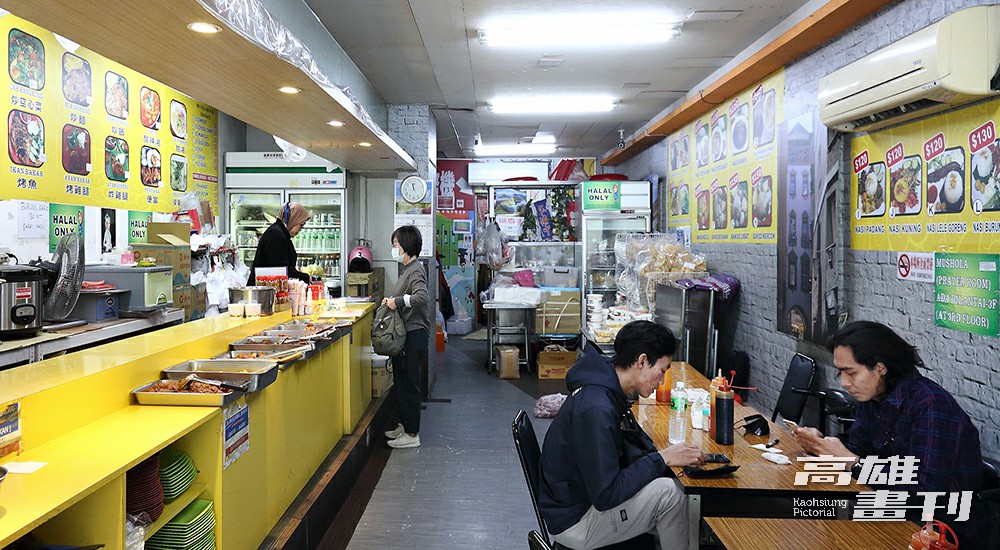 高雄站前聚集小吃店、雜貨店、理髮店與食品百貨超市等20餘間東南亞商店，店家與NGO以「高雄站前南國商圈」的形象，推廣在地南國文化。(攝影/Carter)