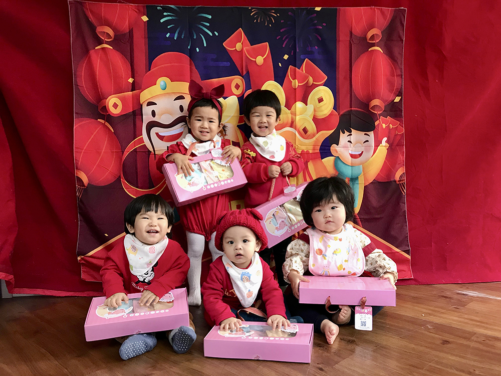 2022年1月1日起,高雄市民只要辦理新生兒出生登記,即可領取1份新生兒禮包。(圖片提供/高雄市政府社會局) 2022年1月1日起,高雄市民只要辦理新生兒出生登記,即可領取1份新生兒禮包。(圖片提供/高雄市政府社會局)