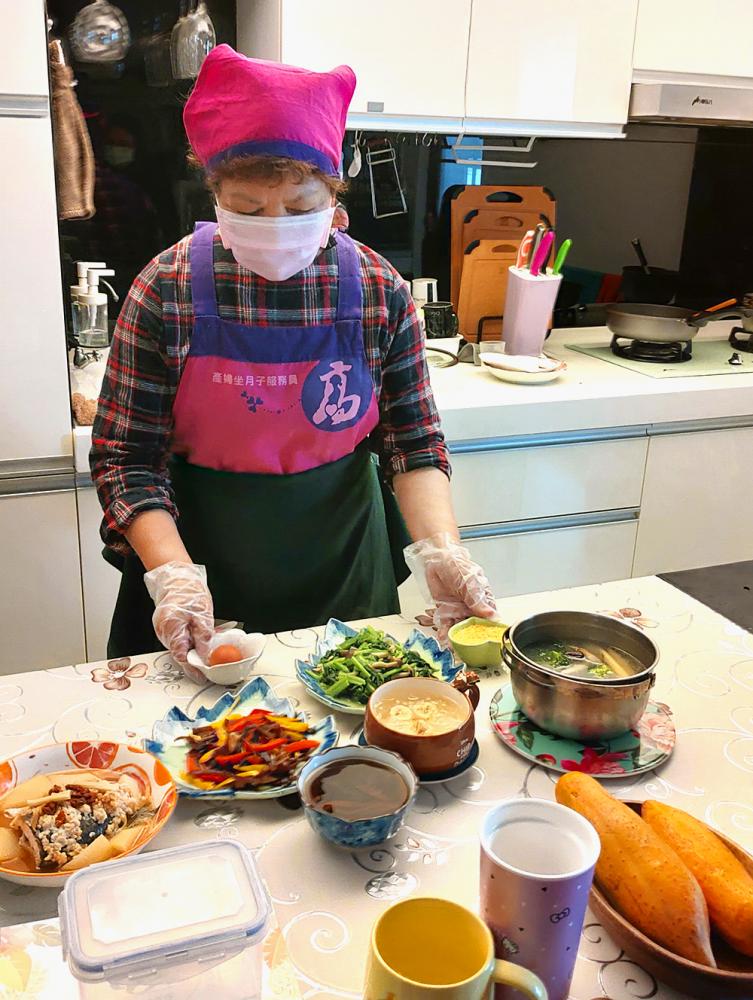 高雄市「坐月子到宅服務」,坐月子服務員可以到府提供客製化服務,除照顧產婦與新生兒外,也協助簡單家務與製作月子餐。(圖片提供/高雄市政府社會局) 高雄市「坐月子到宅服務」,坐月子服務員可以到府提供客製化服務,除照顧產婦與新生兒外,也協助簡單家務與製作月子餐。(圖片提供/高雄市政府社會局)