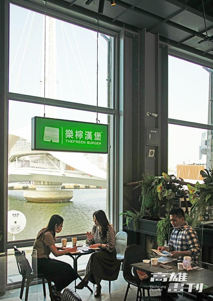 在大港倉開設高雄首店的樂檸漢堡,希望將坐在美麗水岸享用美味漢堡,形塑成一種生活態度。(攝影/曾信耀) 在大港倉開設高雄首店的樂檸漢堡,希望將坐在美麗水岸享用美味漢堡,形塑成一種生活態度。(攝影/曾信耀)