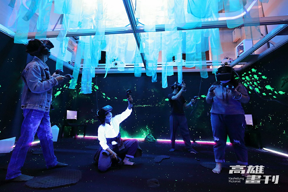VR體感劇院以8K畫質播放,以趨近於肉眼的觀影效果,體驗最前衛的數位藝術形式,帶給觀眾更沉浸的感官體驗。(攝影/Carter) VR體感劇院以8K畫質播放,以趨近於肉眼的觀影效果,體驗最前衛的數位藝術形式,帶給觀眾更沉浸的感官體驗。(攝影/Carter)
