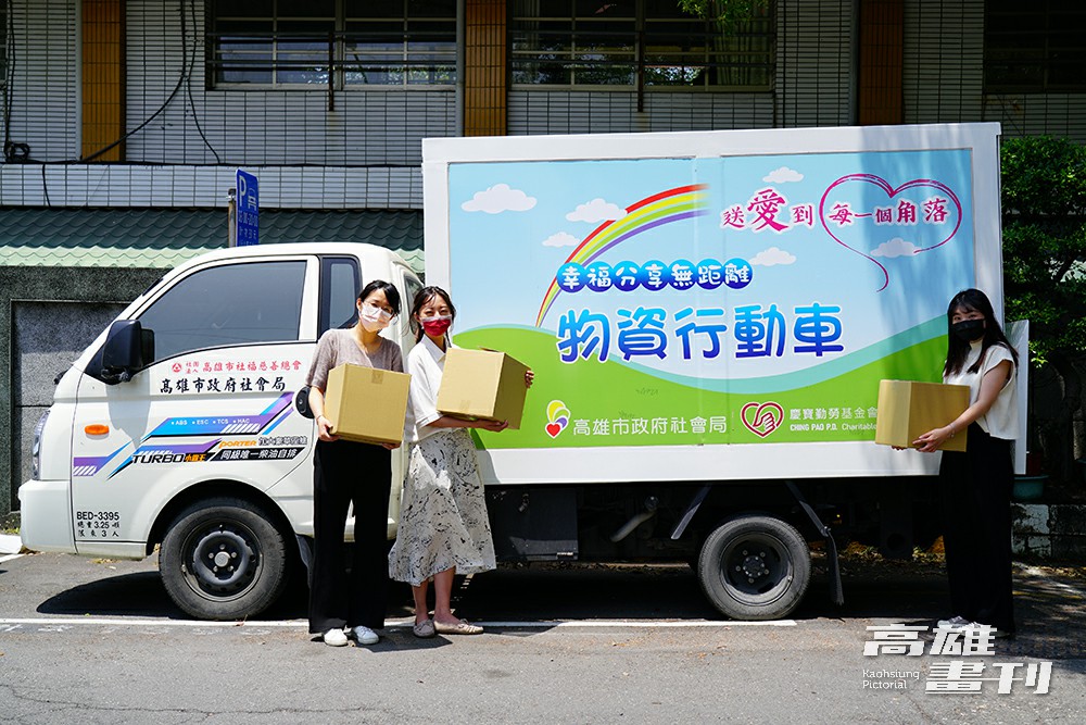 實物銀行也有「物資行動車」服務,物資車每月巡迴8場次,總共服務17個行政轄區。(攝影/Cindy Lee) 實物銀行也有「物資行動車」服務,物資車每月巡迴8場次,總共服務17個行政轄區。(攝影/Cindy Lee)