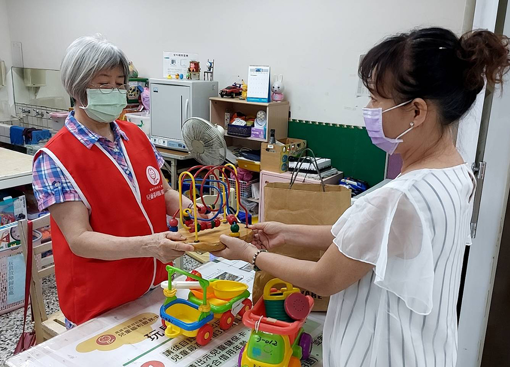 幫二手玩具找新家,減少丟棄的玩具量,兼具環保愛地球、又可以送愛心幫助更多弱勢兒童。(圖片提供/高雄市政府社會局) 幫二手玩具找新家,減少丟棄的玩具量,兼具環保愛地球、又可以送愛心幫助更多弱勢兒童。(圖片提供/高雄市政府社會局)