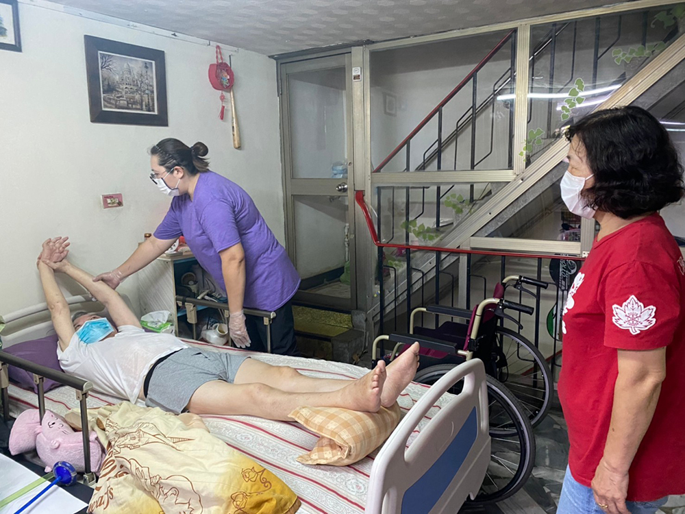 家庭照護者也需要支持,透過團體的力量彼此分享、經驗交流,同時進行各種學習課程和舒壓活動,有助於幫照護者減輕壓力。(圖片提供/高市府衛生局長期照護中心) 家庭照護者也需要支持,透過團體的力量彼此分享、經驗交流,同時進行各種學習課程和舒壓活動,有助於幫照護者減輕壓力。(圖片提供/高市府衛生局長期照護中心)