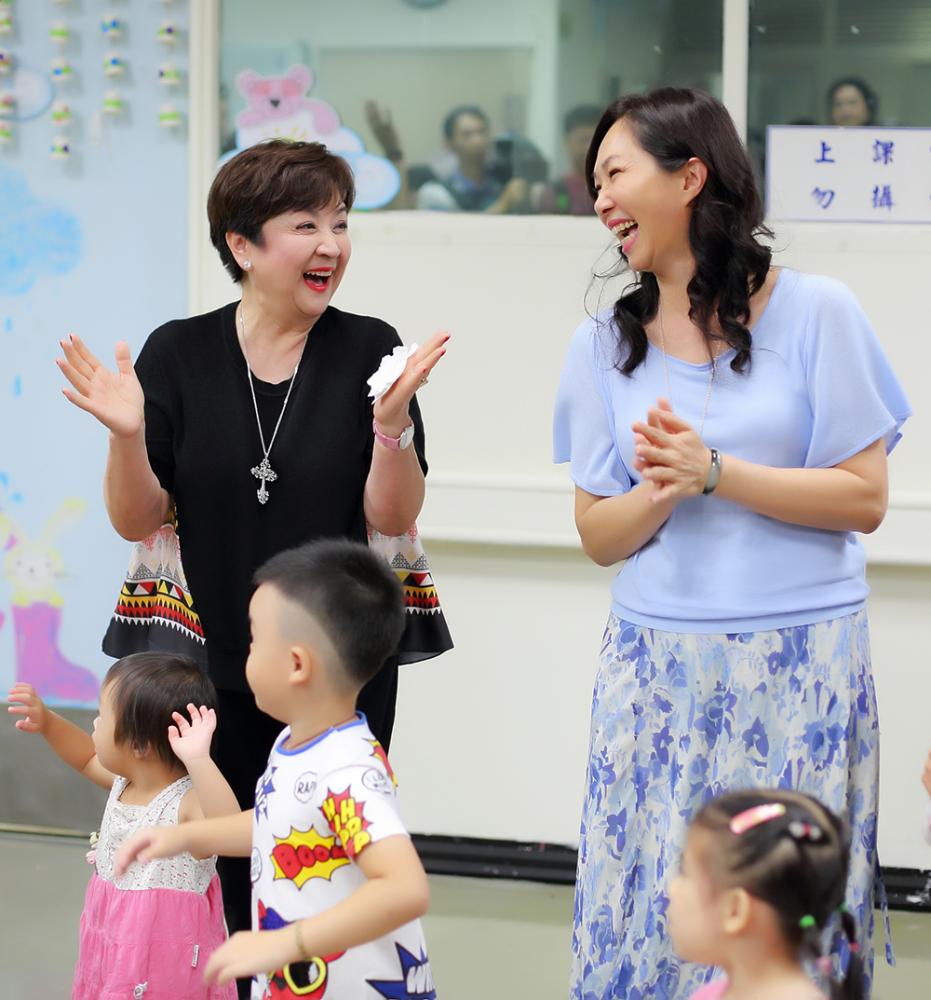 甄珍與高雄市長夫人李佳芬和孩子們同樂。 甄珍與高雄市長夫人李佳芬和孩子們同樂。