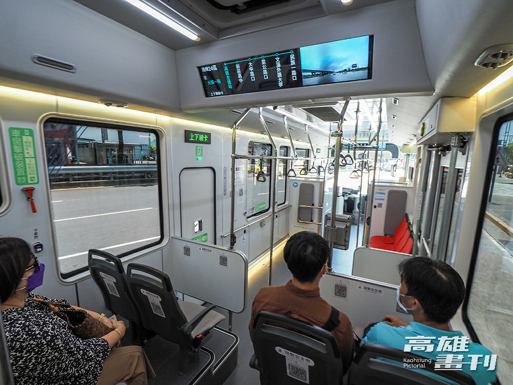 Model T於今年3月中，以「24區間車」之姿正式上路，車內白色系為主，民眾覺得空間看起來寬敞、明亮，十分舒適。(攝影/王亭云)