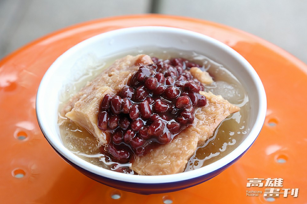 東美鹽埕總店在鹽埕營業超過一甲子，除了多種果汁和刨冰甜湯，陳其邁也特別推薦在地高雄味的番茄切盤和彈嫩杏仁凍。 (攝影/Carter)