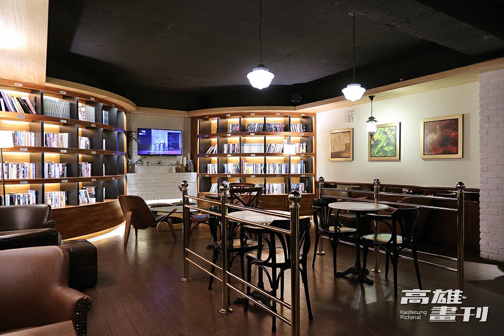卡啡那採用沈穩原木色打造質感,創造有如圖書館和藝廊的空間。7間分店設計均獨一無二,唯一不變的只有藝文結合咖啡的共同主題。(攝影/Carter) 卡啡那採用沈穩原木色打造質感,創造有如圖書館和藝廊的空間。7間分店設計均獨一無二,唯一不變的只有藝文結合咖啡的共同主題。(攝影/Carter)