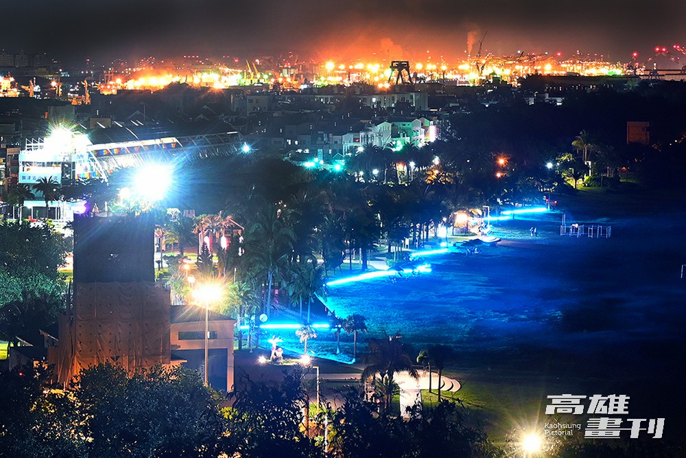旗津海水浴場新設步道,夜色中獨特藍光映照沙灘,為旗津海濱披上浪漫色彩。(攝影/Carter) 旗津海水浴場新設步道,夜色中獨特藍光映照沙灘,為旗津海濱披上浪漫色彩。(攝影/Carter)
