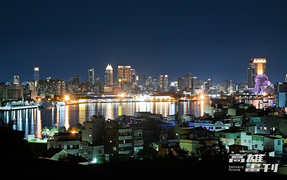 走上旗後砲台以紅磚堆砌的頂層,能盡收高雄港夜景,是高雄熱門夜景觀賞點。(攝影/Carter) 走上旗後砲台以紅磚堆砌的頂層,能盡收高雄港夜景,是高雄熱門夜景觀賞點。(攝影/Carter)