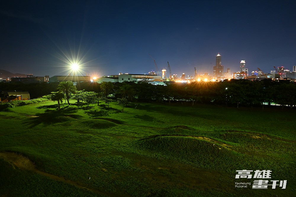 旗津越野單車練習場位於風車公園旁,觀景台寬闊具開放感,是絕佳的觀星賞景地點。(攝影/Carter) 旗津越野單車練習場位於風車公園旁,觀景台寬闊具開放感,是絕佳的觀星賞景地點。(攝影/Carter)