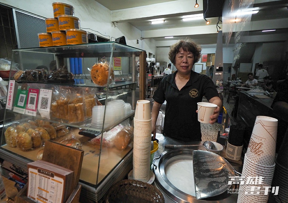 開店逾70年的「50年杏仁茶」，第二代老闆娘黃百佛，是藝人黃小琥的親姊姊，堅持傳承古早味杏仁茶。(攝影/王亭云)
