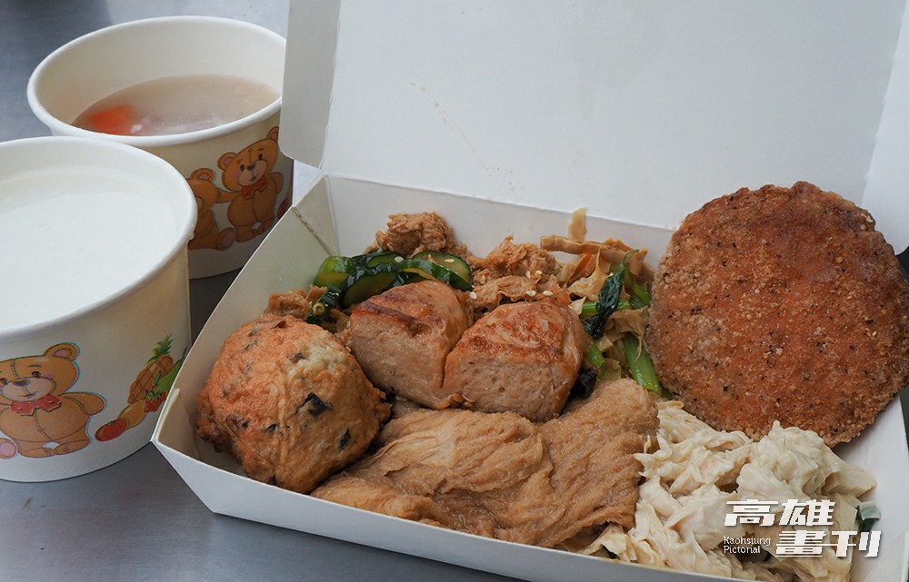 蕊姨素食(五元粥)大多數菜色從銅板價5元起算，必點菜色有炒豆皮、素肉排與豆包。(攝影/王亭云)