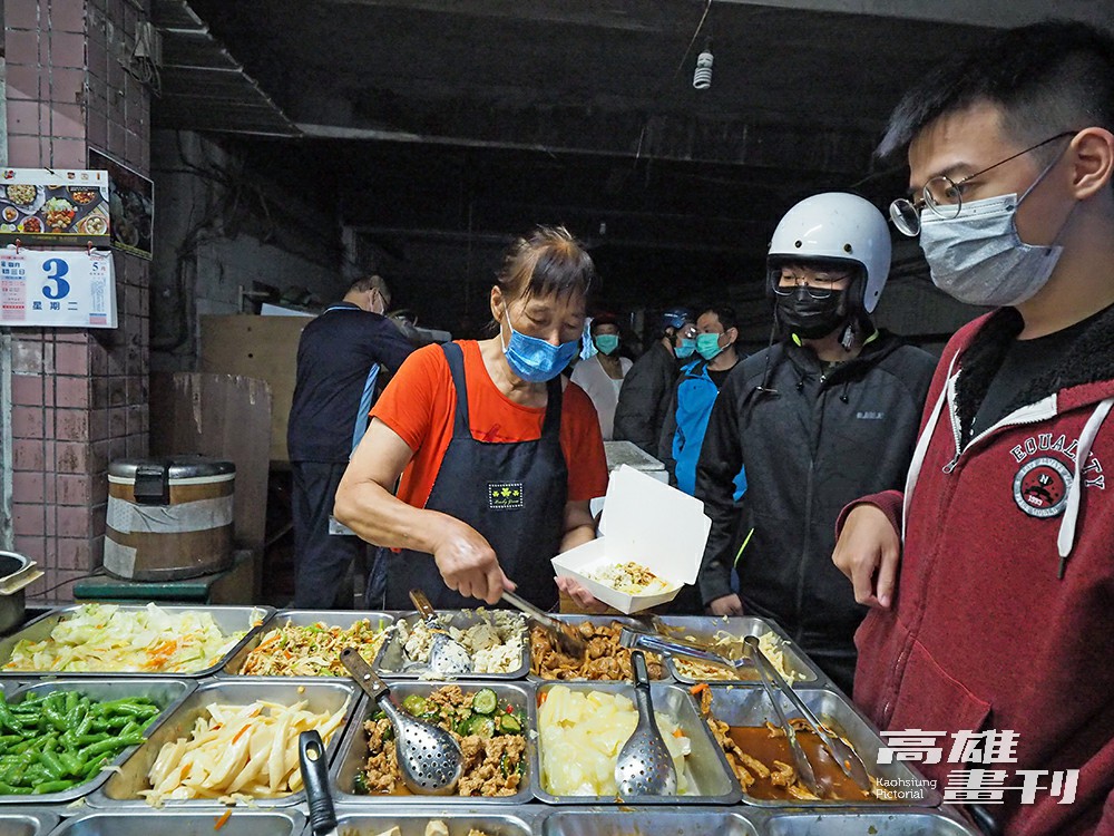 蕊姨素食(五元粥)平價好味道吸引客人摸黑排隊，因為生意太好，蕊姨想退休也沒辦法。(攝影/王亭云)