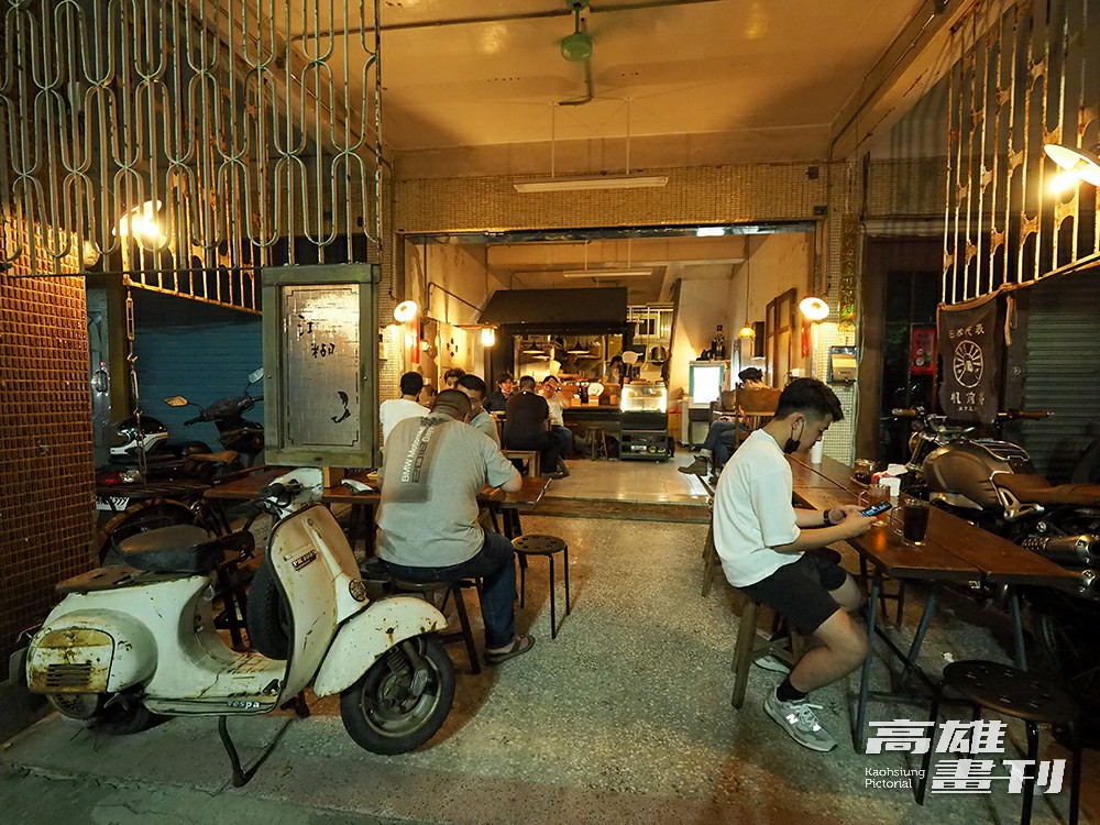 江糊營造懷舊臺式氛圍，用拉麵職人精神為客人端上美味麵線糊，7年來累積出不少死忠顧客。(攝影/王亭云)