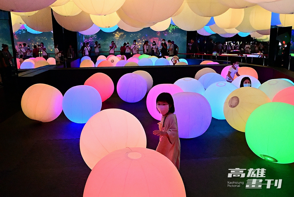 「teamLab未來遊樂園&與花共生的動物們」讓大家可以盡情享受展覽，在互動體驗中激發出無限的創造力與想像力。(攝影/Carter)