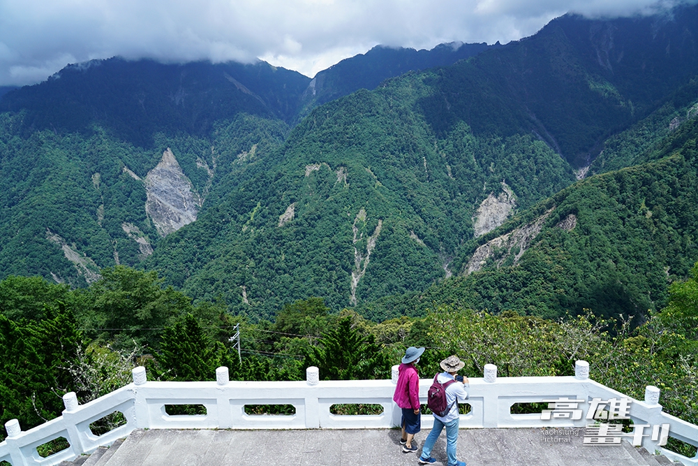 長青祠前方的平臺視野遼闊，塔關山和關山嶺山稜線連成雄偉的翠綠屏障。(攝影/Cindy Lee)