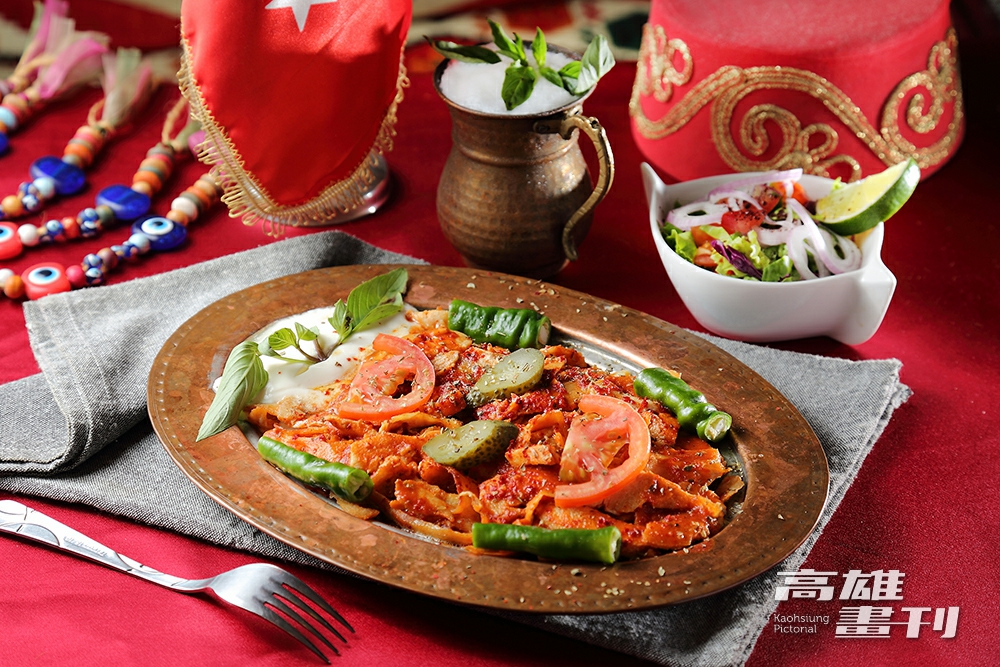 「伊斯肯燒烤雞」以香料醃製雞肉，火烤後削切成沙威瑪烤肉片，鋪在小塊烤餅上，再淋上奶油及番茄基底熬煮特製醬汁，充滿濃濃中亞風情。(攝影/Carter)