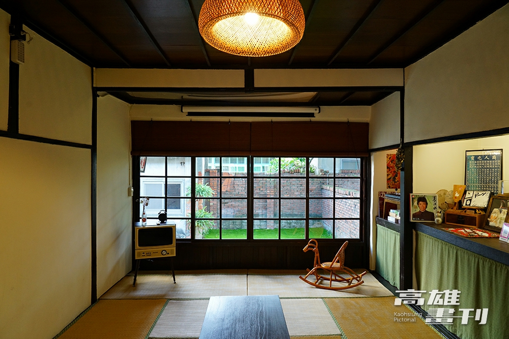 樂樂對眷村老屋充滿情感,她溫柔的說:「這棟房子經歷過日治、光復、蔣經國時期等,每個年代都有獨特的記憶點。」(攝影/Cindy Lee) 樂樂對眷村老屋充滿情感,她溫柔的說:「這棟房子經歷過日治、光復、蔣經國時期等,每個年代都有獨特的記憶點。」(攝影/Cindy Lee)