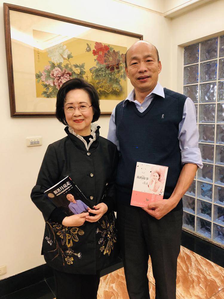 韓國瑜拜訪瓊瑤,互贈新書。 韓國瑜拜訪瓊瑤,互贈新書。