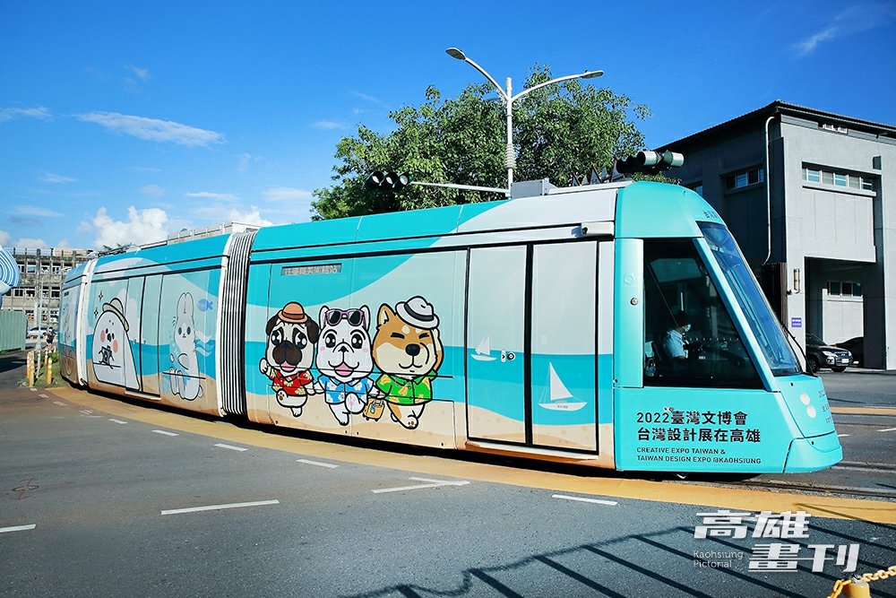 「聊療號」彩繪列車與搶先上路,七月初搶奪民眾視線,緊接著還會有更多原創IP「佔領」高雄各角落,展現豐沛的城市原創力。(攝影/Carter) 「聊療號」彩繪列車與搶先上路,七月初搶奪民眾視線,緊接著還會有更多原創IP「佔領」高雄各角落,展現豐沛的城市原創力。(攝影/Carter)