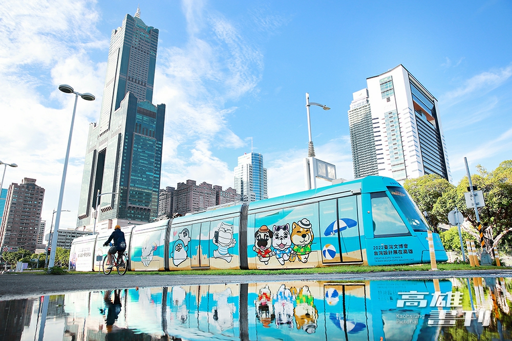 7月上路的「聊療號」彩繪列車,以高雄創作者的貼圖角色彩繪輕軌車身,展現海派熱情,為「台灣IP‧高雄原創」成功打響第一砲。(攝影/Carter) 7月上路的「聊療號」彩繪列車,以高雄創作者的貼圖角色彩繪輕軌車身,展現海派熱情,為「台灣IP‧高雄原創」成功打響第一砲。(攝影/Carter)