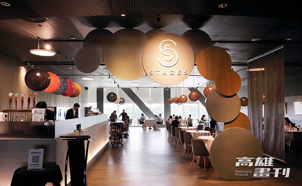 Stage 5的用餐空間簡潔時尚，落地窗外廣闊的衛武營公園帶來愉悅的用餐感受，兼具藝廊的質感與餐酒館的休閒自在。(攝影/Carter)