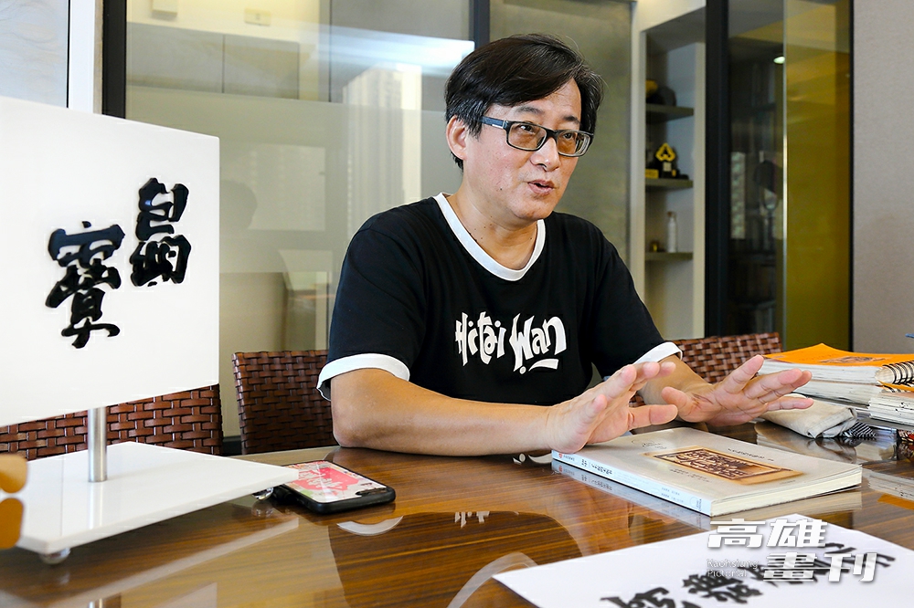 林國慶設計翻轉字的祕訣，除了將文字進行組合、拆解等各種腦力激盪，也靠信念的力量。(攝影/Carter)