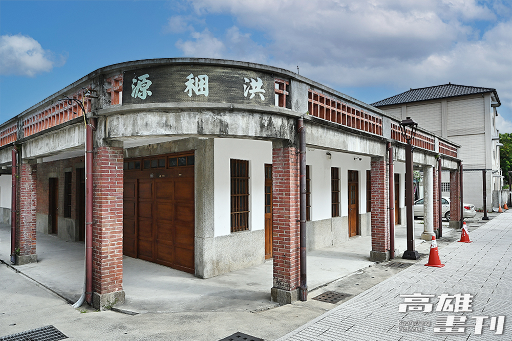 「洪稛源商號」為日治時期的原、漢物產交易所,臨街主屋為紅磚屋,後側的土埆磚屋則提供原住民來交易物品時的住宿場所。(攝影/Carter) 「洪稛源商號」為日治時期的原、漢物產交易所,臨街主屋為紅磚屋,後側的土埆磚屋則提供原住民來交易物品時的住宿場所。(攝影/Carter)