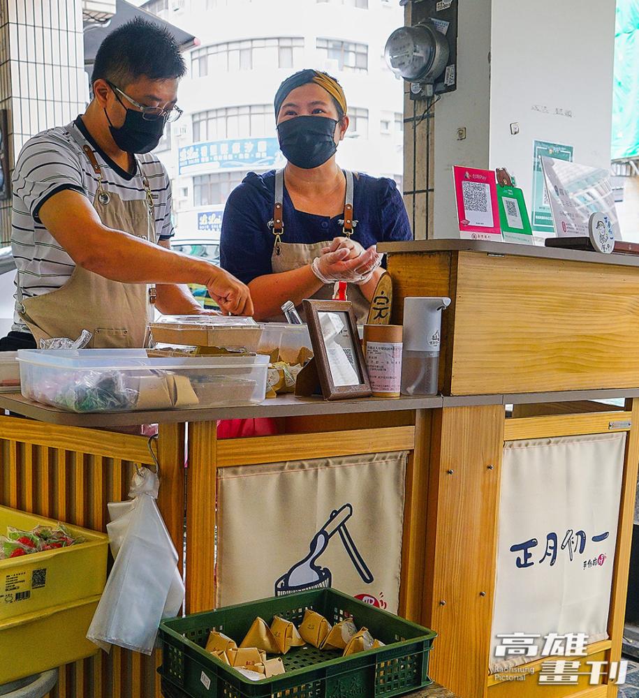 清新和風木作小攤車後方，藍淯柔正熟練地捏出一顆顆圓滾飽滿的麻糬，再由先生接手，包裝成可愛的三角飯糰形狀，兩人合作無間。(攝影/Cindy Lee)