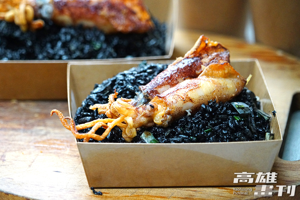 「墨魚炒飯」以新鮮墨囊加米酒製成醬汁拌炒，盛產小卷的夏季，還會選用澎湖船上的現燙小卷，鮮Ｑ彈牙更加倍。(攝影/Cindy Lee)