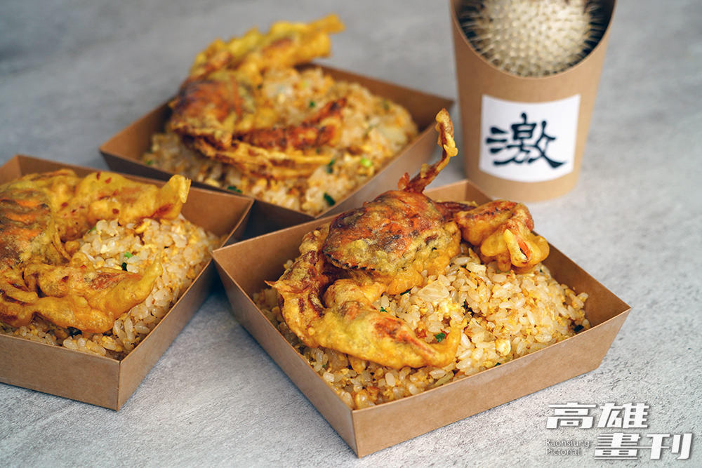 嘉煌用高級料理的態度掌廚，搭配海鮮的炒飯各有講究。酥炸軟殼蟹搭配的金沙炒飯也不簡單，得先將鹹蛋黃翻炒到冒泡，再加入蛋液和白飯拌炒，相當費工。(攝影/Cindy Lee)