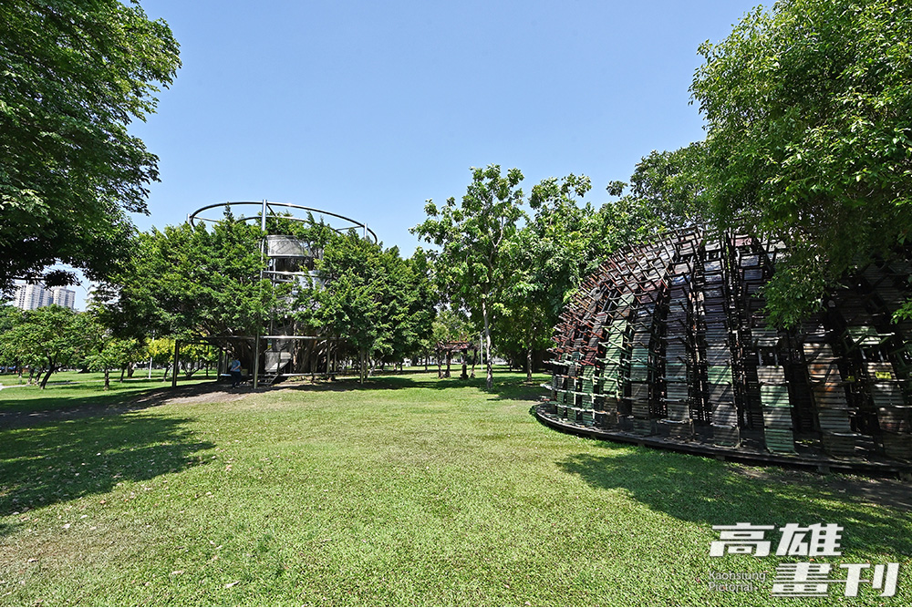 「大樹宇宙」和「椅子樂譜」彼此相鄰、互相呼應，展現人與自然、樹木在生與死之間的關係。(攝影/Carter)