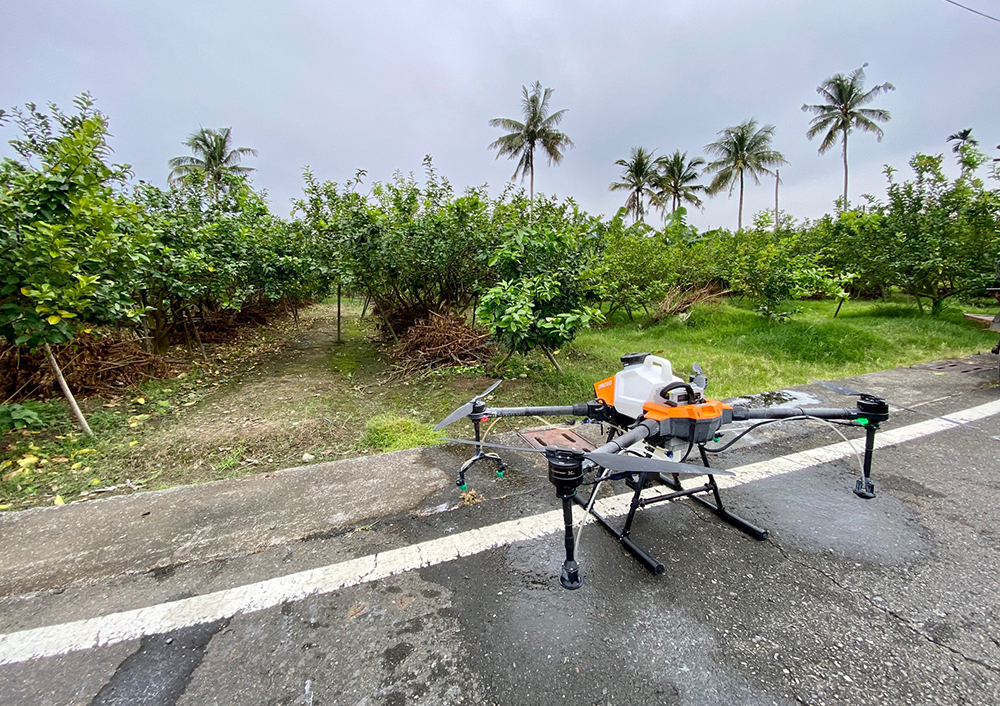 悠綠客農場導入無人機進行病蟲害防治，空中作業的無人機搭載專用多角度噴頭，噴灑效率更高，大幅降低人力與時間成本。(圖片提供/悠綠客農場)
