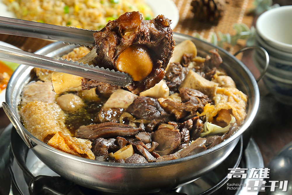 加入甘蔗熬煮的湯頭是羊肉爐的靈魂，滋補暖身、醇香甘甜，隨鍋贈送的羊大骨已成為店家特色。(攝影/Carter)