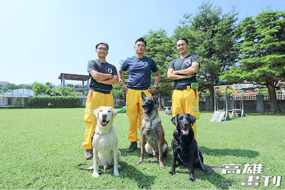 高市府消防局特搜中隊搜救犬隊的領犬員和搜救犬(左:Roger、中:傳八、右:Zoe)曾共赴許多任務,走過無數災害現場,彼此默契十足。(攝影/Carter) 高市府消防局特搜中隊搜救犬隊的領犬員和搜救犬(左:Roger、中:傳八、右:Zoe)曾共赴許多任務,走過無數災害現場,彼此默契十足。(攝影/Carter)